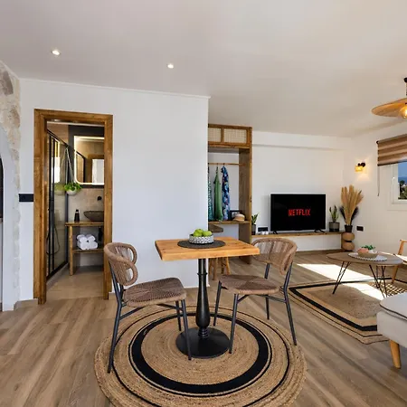 플라스티라스 룸스 산토리니