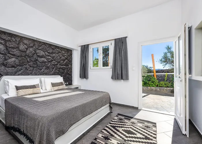 بلاستيراس رومز بيت ضيافة ثيرا